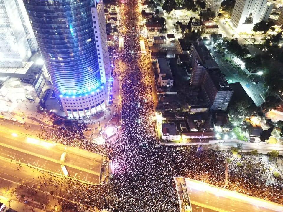 המפגינים במחאה נגד ההפיכה החוקתית הביעו תמיכה בהחלטתה של מיארה להתערב נגד ההדחה!