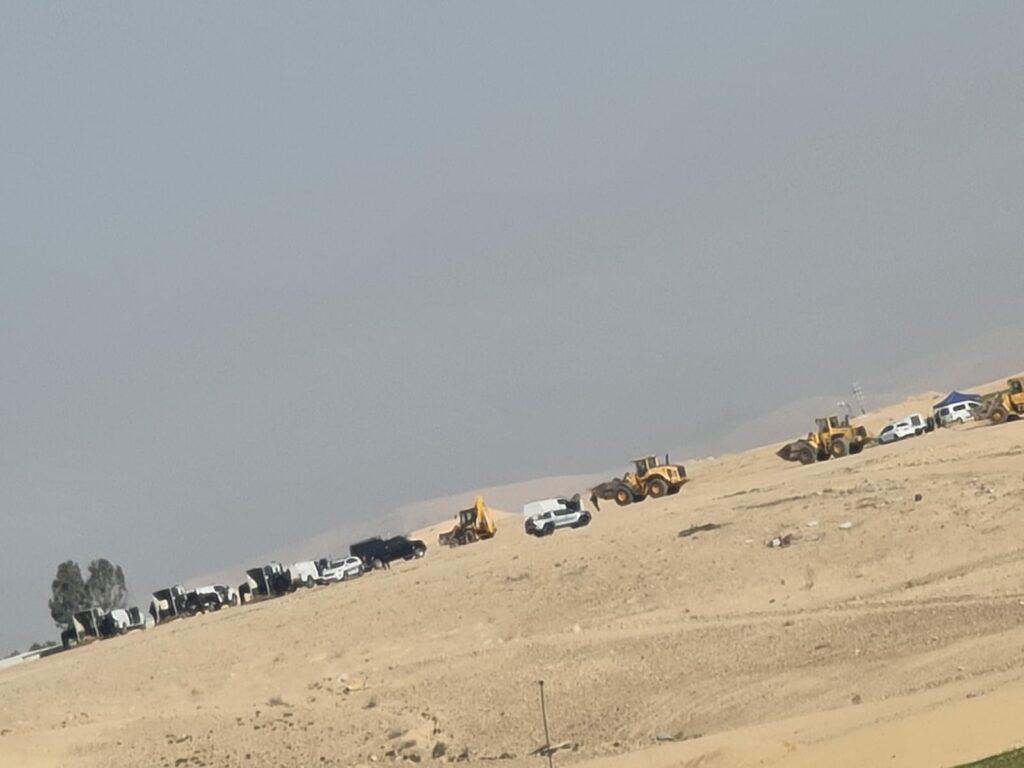 ההפגנה ביום חמישי אורגנה בעקבות הריסת שמונה מבנים ועקירתם של כ-80 תושבים בני משפחת אלע'ול בערערה, ומסירת כ-50 צווי הריסה בכפר רח'מה גזול ההכרה