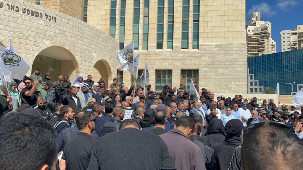 ההפגנה ביום חמישי אורגנה בעקבות הריסת שמונה מבנים ועקירתם של כ-80 תושבים בני משפחת אלע'ול בערערה, ומסירת כ-50 צווי הריסה בכפר רח'מה גזול ההכרה