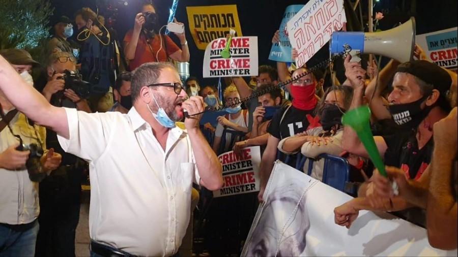 באירוע המדובר במסאפר יטא, לפני יותר משנה, ניסה ח"כ כסיף לגונן על עצמו בפני תקיפה של חיילי הכיבוש שמנעו הגעתו להפגנה נגד גירוש מסאפר יטא!