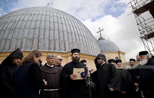 ועדת הסטטוס-קוו הכנסייתית אומרת שהמשטרה הטילה מגבלות קשוחות בלתי מבוססות וחסרות תקדים על חגיגות "שבת של האור" ודורשת הגבלת מספר המתפללים בכנסיית הקבר באלף מתפללים בלבד!
